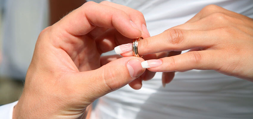 The Right Fit: How Tight Should an Engagement Ring Sit on Your Finger? – Oceanup.com